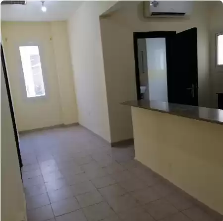 Residential Ready Property 2 Bedrooms U/F Apartment  for rent in Doha #7190 - 1  image 